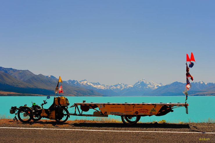 Solatrike am Lake Tekapo mit Aoraki (Mt. Cook) im Hintergrund. / Solatrike at Lake Tekapo with Aoraki (Mt. Cook) in the background.