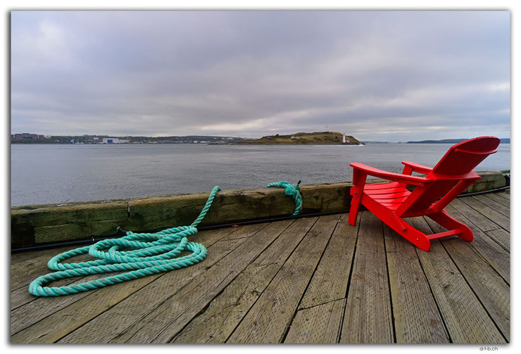 Stuhl und Seil an der Promenade in Halifax, Kanada.