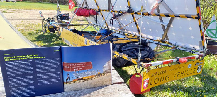 Solarvelo in einer Ausgabe von AZUB und das Solarvelo dahinter.