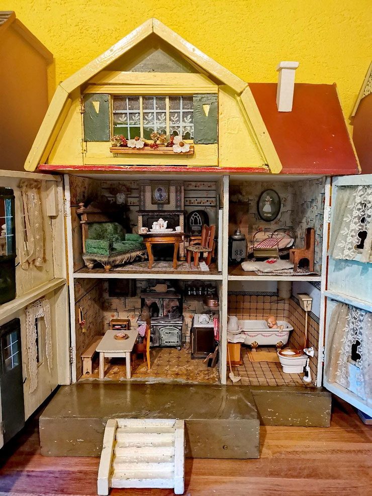 Antikes Puppenhaus