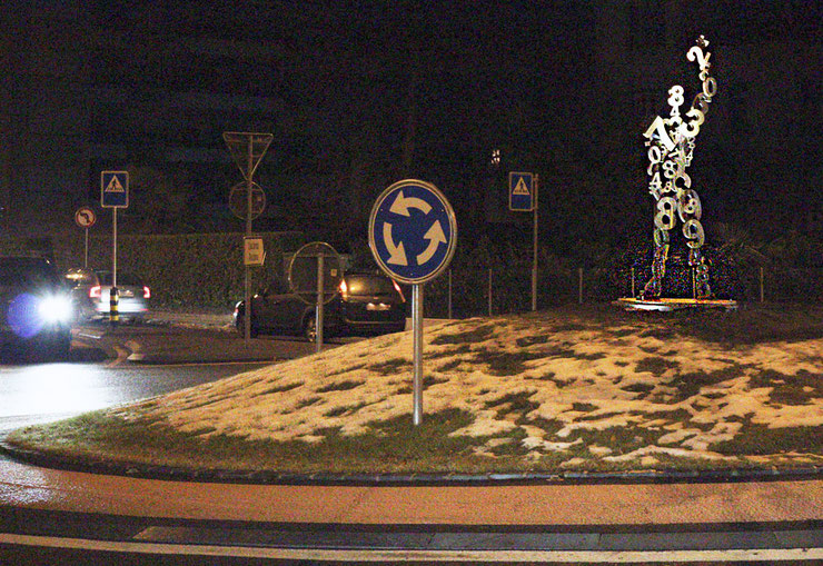 Night view of Paolo Grassi’s illuminated public sculpture in Losone. Inspired by Le Corbusier’s Modulor and part of ‘From 0 to Infinity’.