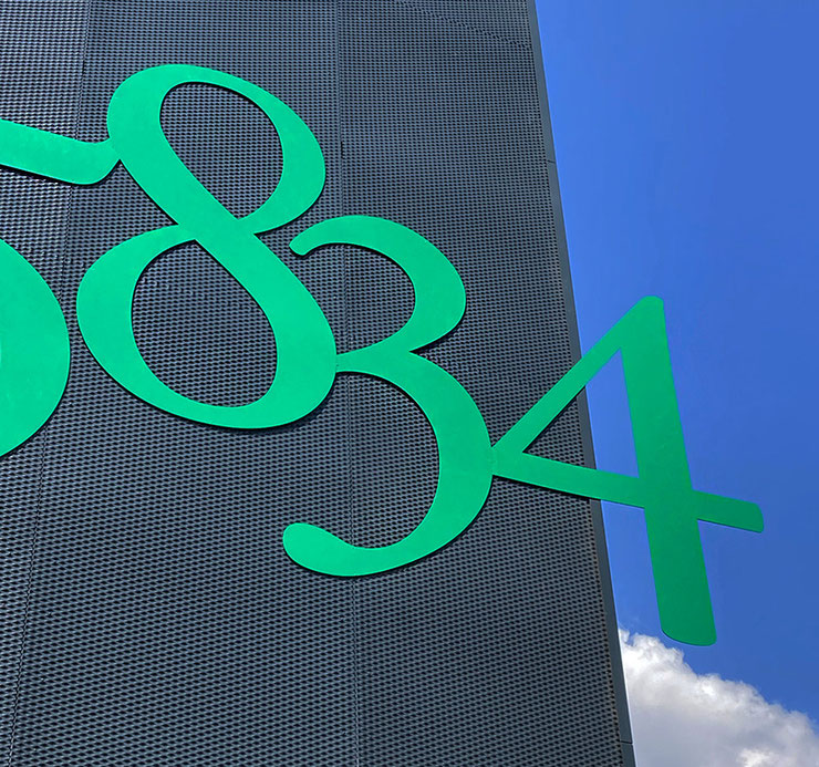 The final number of the sequence, 5834, marks the upward closure of the installation. - Il numero finale della sequenza, 5834, segna la chiusura ascendente dell’installazione.