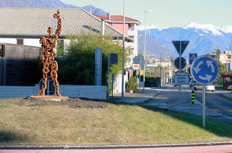 Street view of Paolo Grassi’s numerical sculpture in Losone, placed on the main route between Locarno and Ascona. Public art inspired by Le Corbusier.