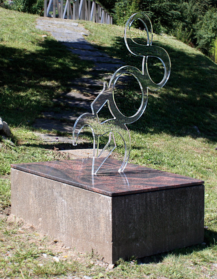 Paolo Grassi sculpture 2508 in transparent plexiglass on granite base, outdoor installation on grass, numeric conceptual art