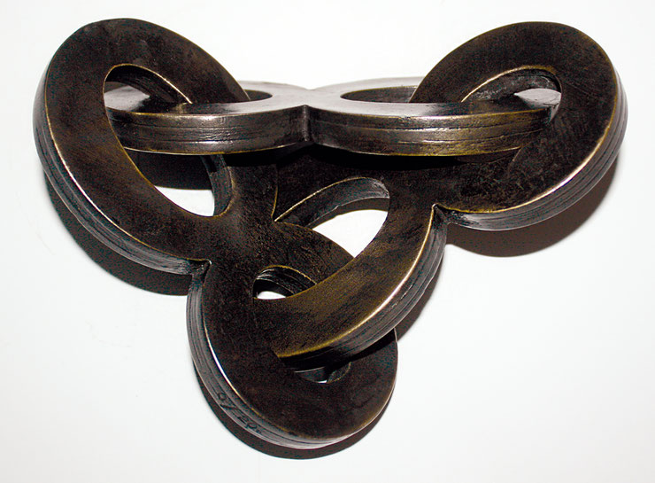 Overhead view of "888", bronze sculpture by Paolo Grassi with circular intertwined elements