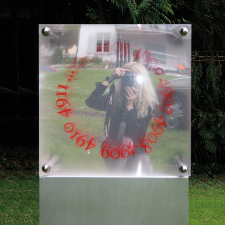 A numeric mirror capturing the photographer’s presence / Uno specchio numerico che cattura la presenza del fotografo