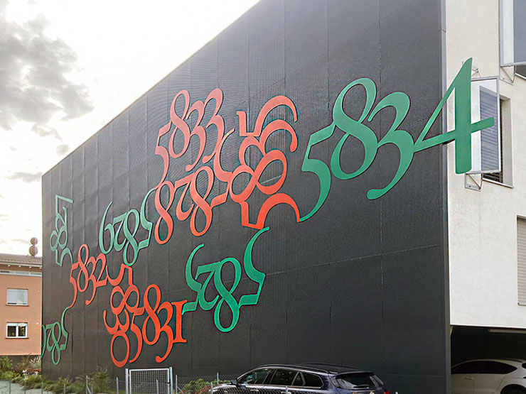 Paolo Grassi public sculpture Fortis in Bellinzona – oxidized vertical sequence of numbers in a site-specific installation, blending art and architecture
