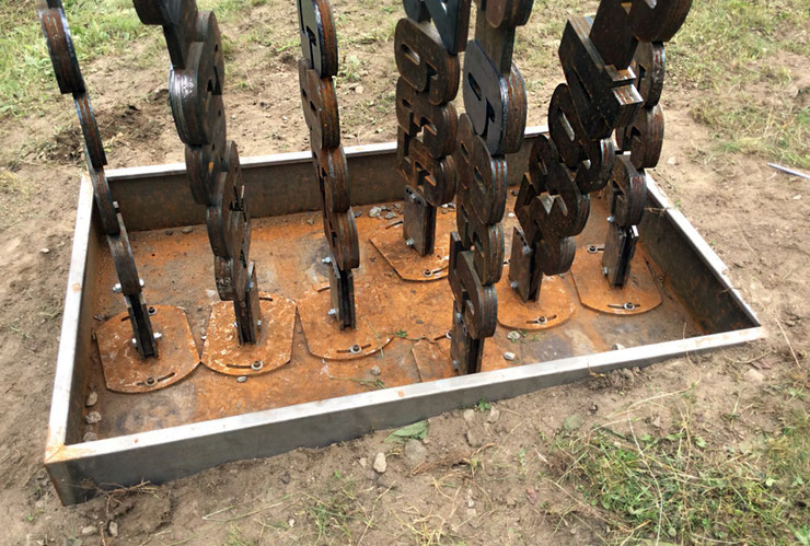 Detail of the sculpture Piera by Paolo Grassi showing how the numbered elements are bolted to modular plates in the foundation structure