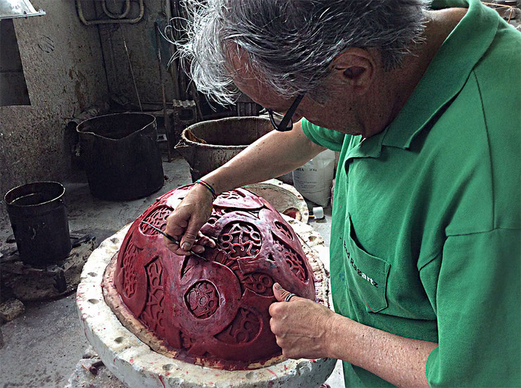 Paolo Grassi working in foundry on sculptural wax mold with numerical patterns – conceptual art process. - Paolo Grassi lavora in fonderia su uno stampo in cera con numeri – processo artistico concettuale.