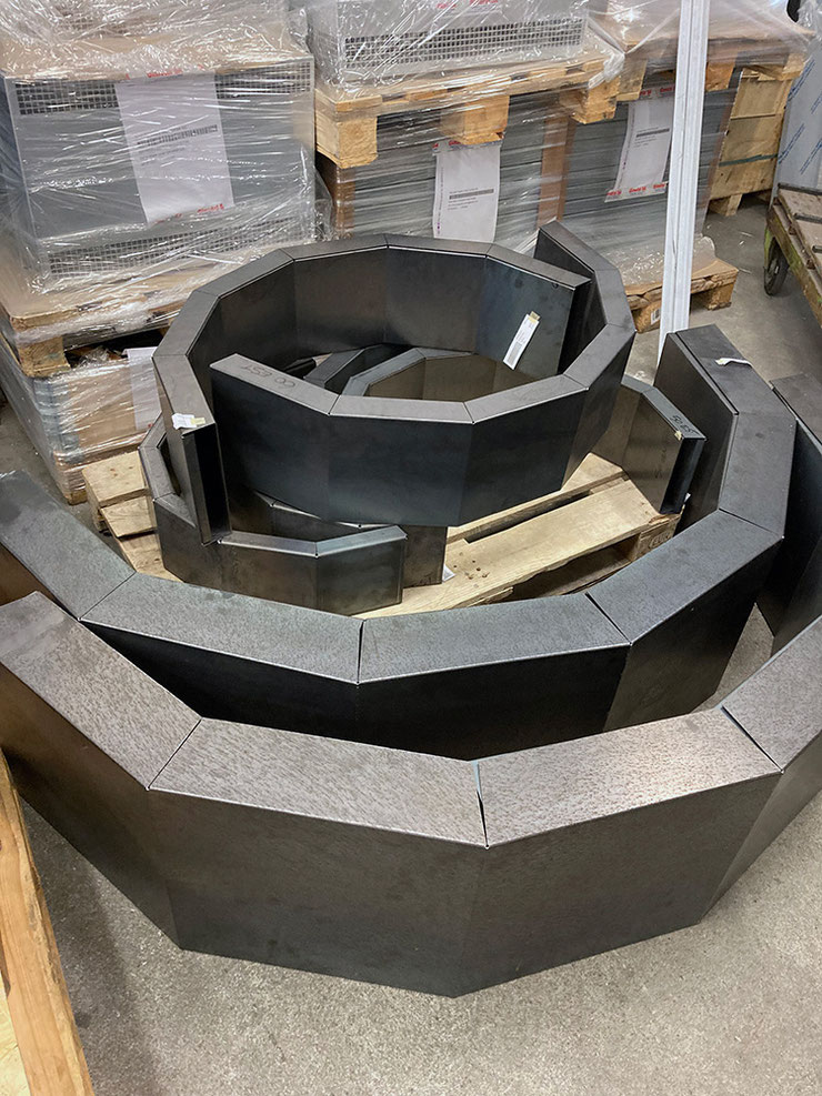 Modular metal elements of Paolo Grassi’s sculpture Thiago during assembly – geometric structure, corten steel, Lumino, Switzerland.