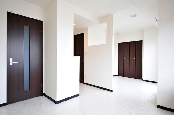 3号室のお部屋です。手前にリビング、奥に4畳の洋室があります。