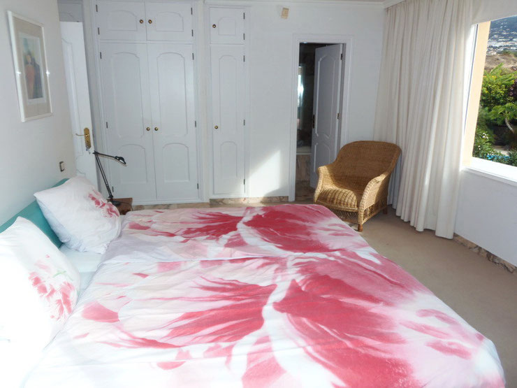 Blick zum Bad vom Schlafzimmer