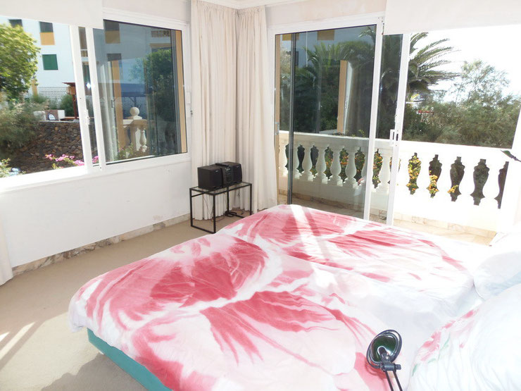 1. Schlafzimmer mit Blick in den Garten
