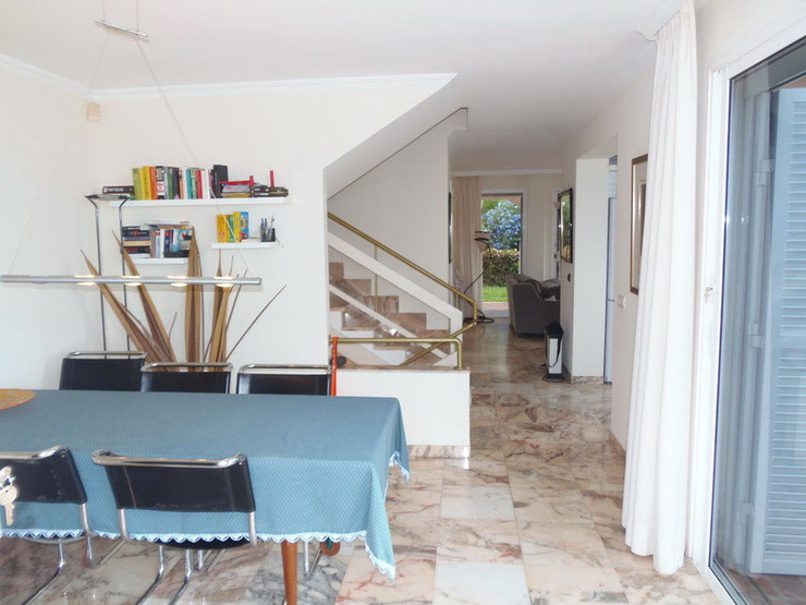 Blick vom Essbereich in die Wohnung