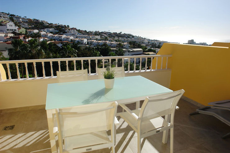 Weiße Terrassenmöbel und Meerblick.