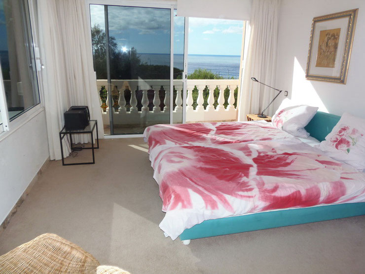 und Blick auf das Meer, je nach dem wie man im Bett liegt.