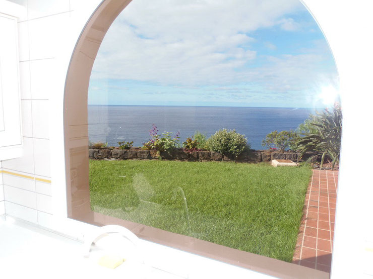 Blick aus der Küche über das Meer bis zum Horizont