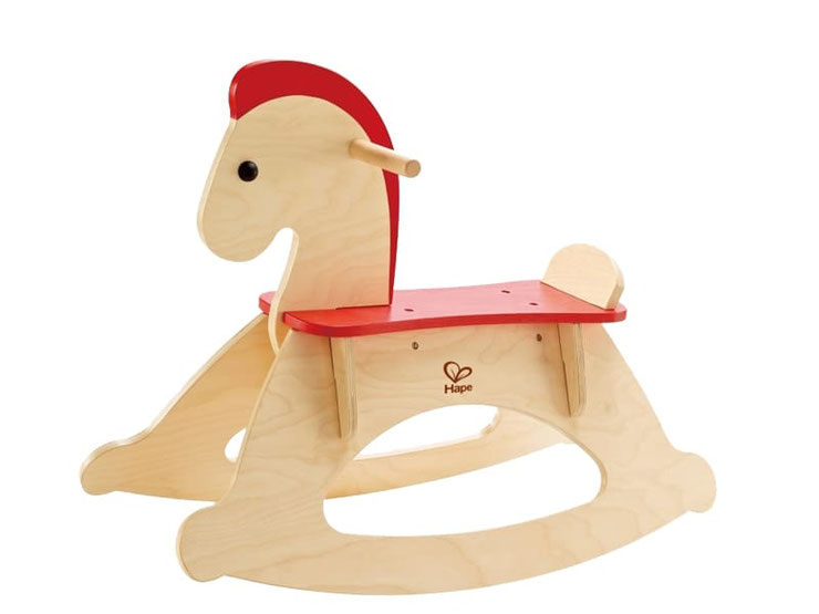 Im Paket Hape ist ein Schaukelpferd Rocky mit der Masse des Pferdes von 68x28x52cm enthalten.