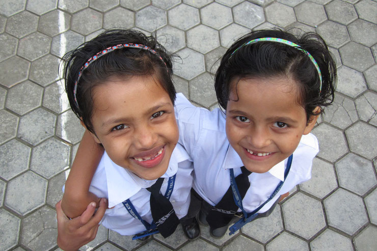 Dikshya und Ganga in ihren Schuluniformen