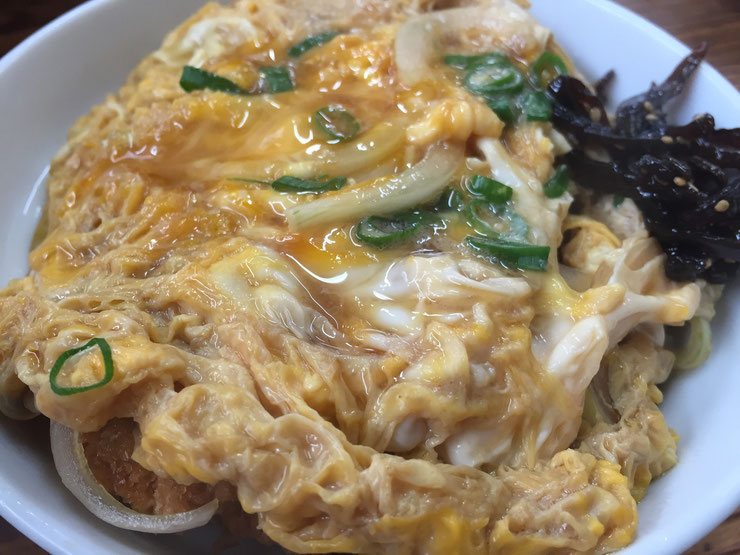 ぐるめ亭のメニュー　カツ丼（みそ汁つき）700円