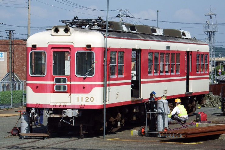 市場で床下機器を取り外されているデ1120