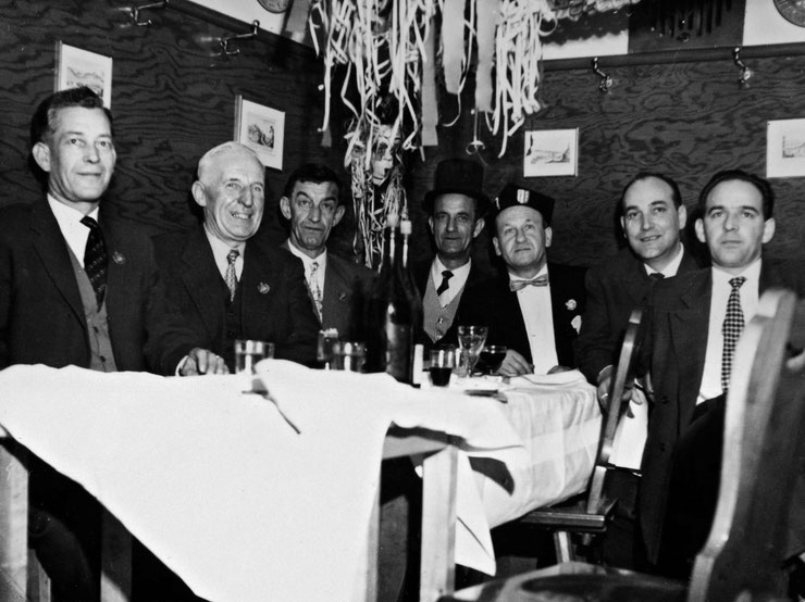 Der erste Zunftrat feiert Fasnacht beim Gönner Hans Nussbaumer im Restaurant Zur Säge in Flüh (1960); von links: Xaver Kury, Robi Wittlin, Paul Grellinger, Mathis Feigenwinter, Hans (Johnny) Meyer, Leo Kunz, Paul Wenger