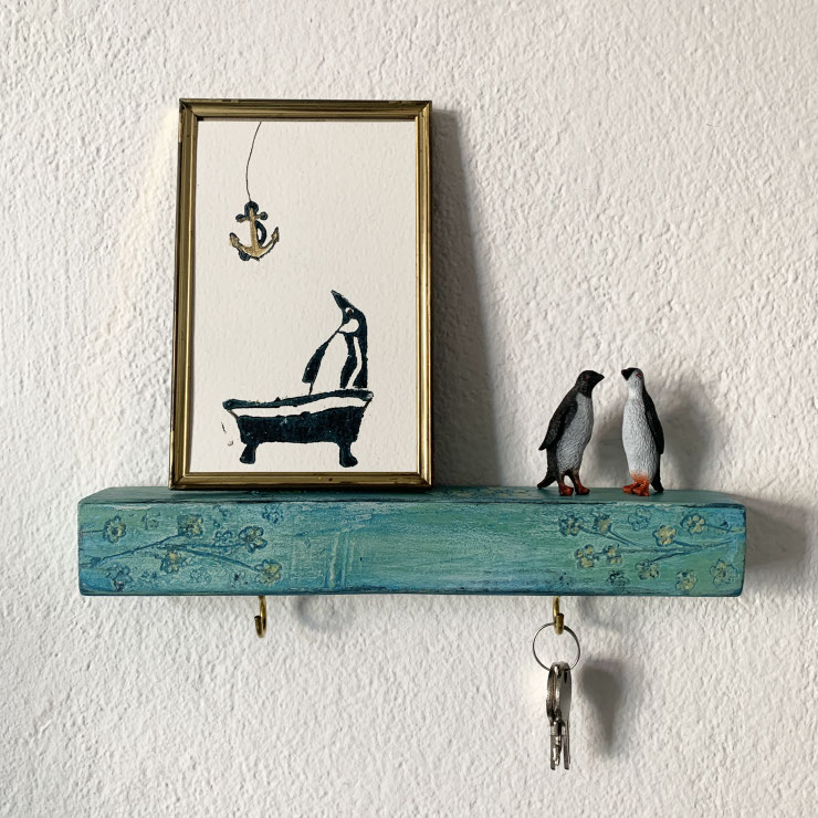 dekoration an der wand, schlüsselleiste türkis mit bild und pinguinen