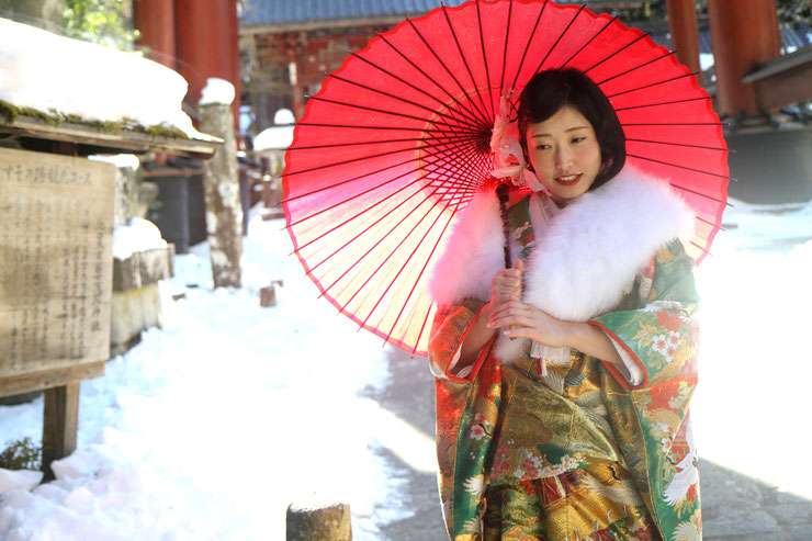 冬のフォトウェディング撮影は冬ならではの清涼感のあるお写真が撮れます。雪の反射が生み出す光の魅力がいっぱい。