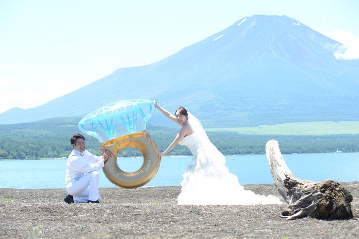 夏の富士山はその雄大な裾野に吸い込まれるほどの威容を見せてくれます。晴れ渡る夏の空のもと、様々なシチュエーションで撮影が行えます。