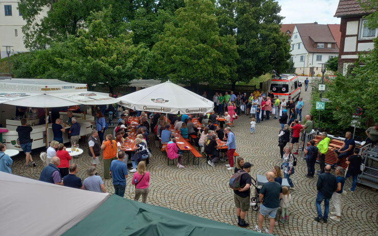 Blick auf den belebten Vorplatz des FilderStadtMuseums. 