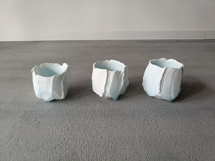 庄村久喜が作り出すぐい呑:磁器のペーストを纏わせ、さらに青白磁をかけた作品。氷解をイメージしている