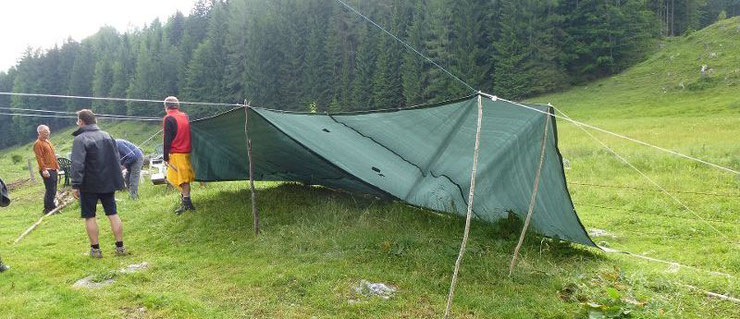 Wir richten unser Lager für die erste Nacht auf der Alm her.