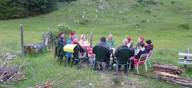 Letzte Besprechungen und Vorbereitung für die viertägige Visionssuche.