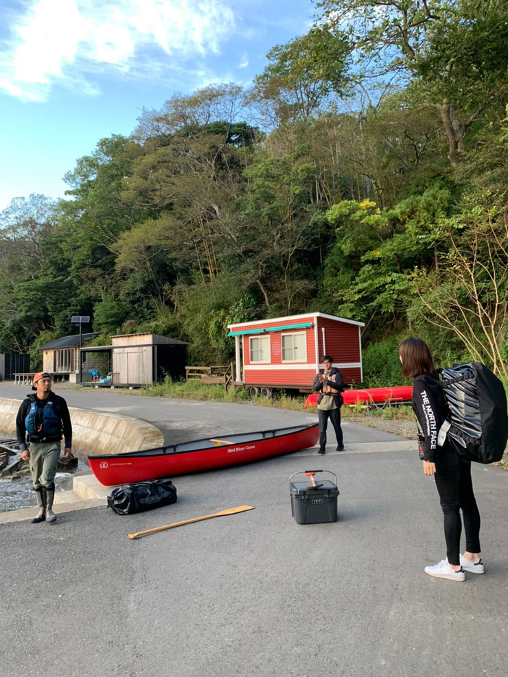 カヌーに必要最小限の荷物を積み込みます。来客のみなみさん。みなみが背負うと100Lのバックが普通に見える?笑