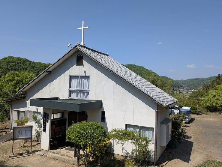 鐘の鳴る丘の上より見る十文字平和教会・教会堂