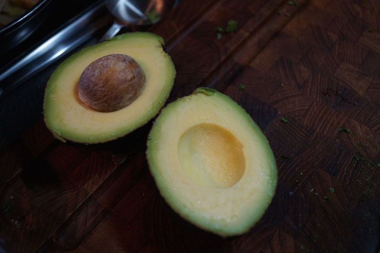 Avocado für einen ayurvedischen Kartoffelsalat