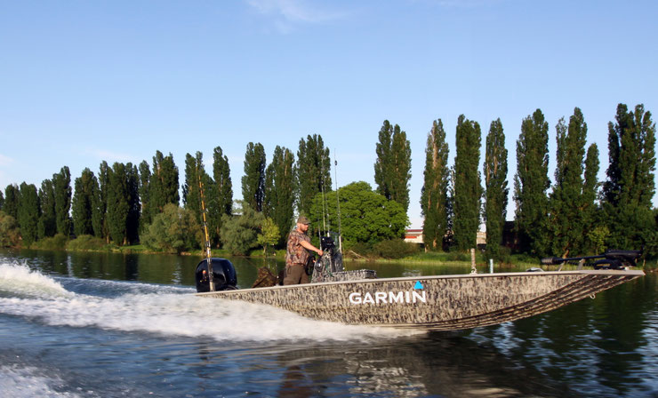 Welsguide Peter Merkel bietet Pelagische Bootstouren auf Wels am Rhein und Neckar an. Mit dieser modernen und technisch versierten Methode ist es möglich mehrmals am Tag dicke Welse in Deutschland zu fangen.