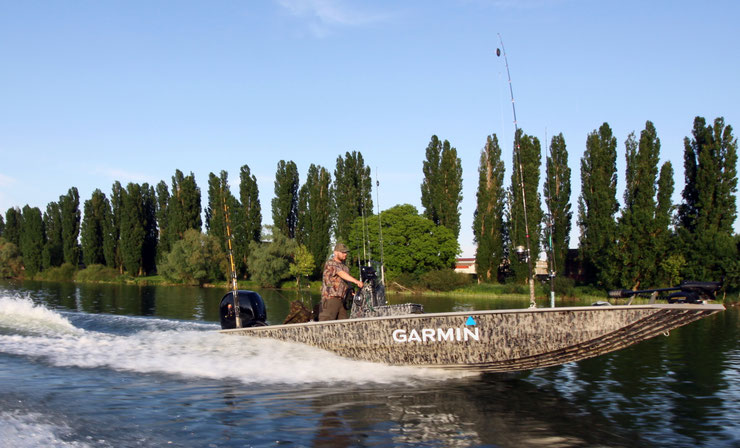 Welsguide Peter Merkel bietet Pelagische Bootstouren auf Wels am Rhein und Neckar an. Mit dieser modernen und technisch versierten Methode ist es möglich mehrmals am Tag dicke Welse in Deutschland zu fangen.