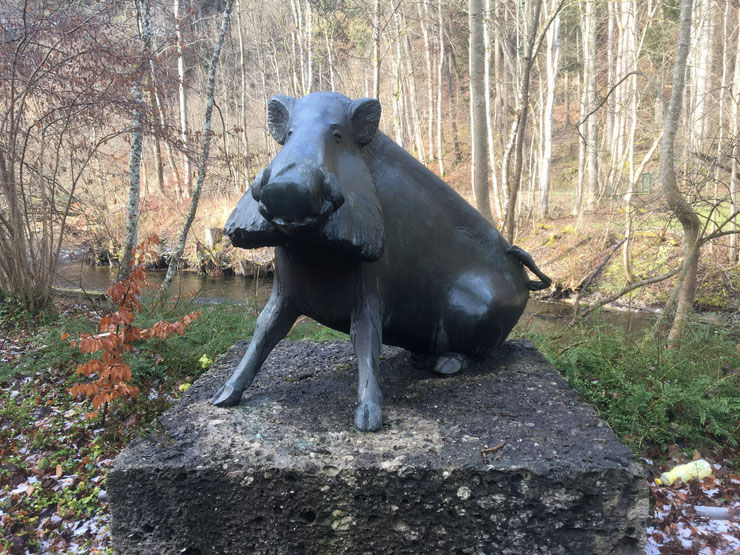 Wildschweinstatue im Mühltal
