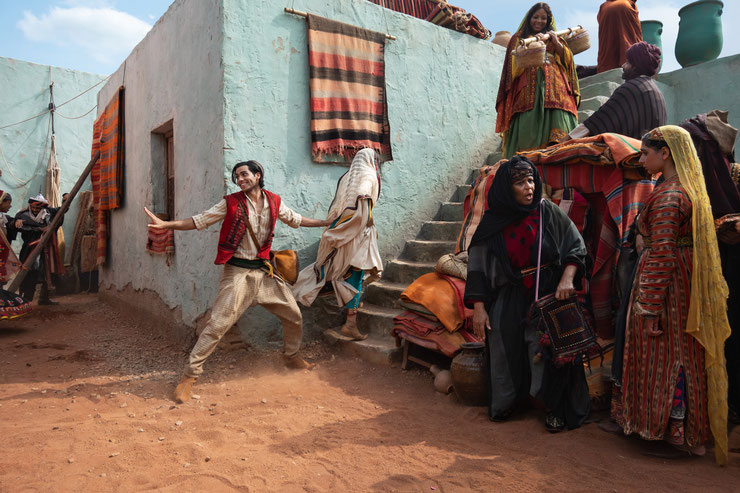 Aladdin (Mena Massoud) unterwegs in den Armenviertel von Agrabah