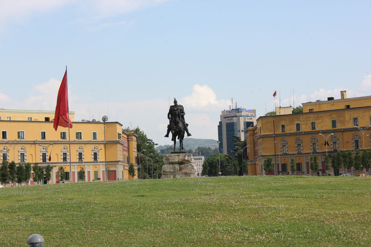 La place Skanderbeg, au cœur de Tirana. Crédit NH53 (Flickr). 