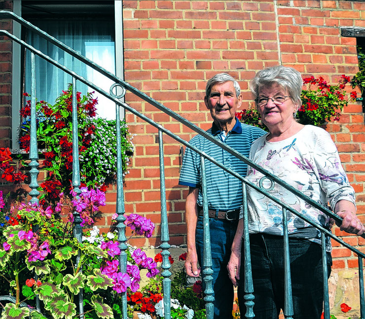 Irmgard und Werner Heine haben in Gunsleben ein kleines Häuschen, an dem es immer viel zu werkeln gab. Irmgard Heine hat wohl auch einen „grünen Daumen“.              Foto: Yvonne Heyer