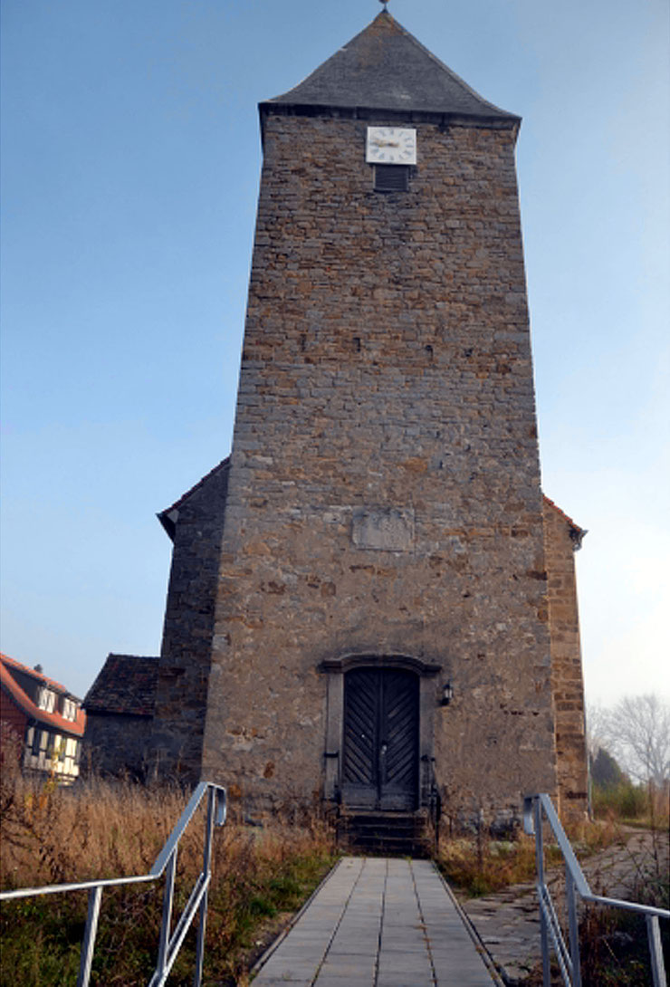 Treppe und Zuwegung zur Kirche sind erneuert worden, jedoch muss nachgebessert werden. Foto: Yvonne Heyer
