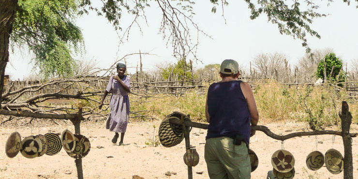 Frauen verkaufen Körbe in der Nähe des Okawangodeltas