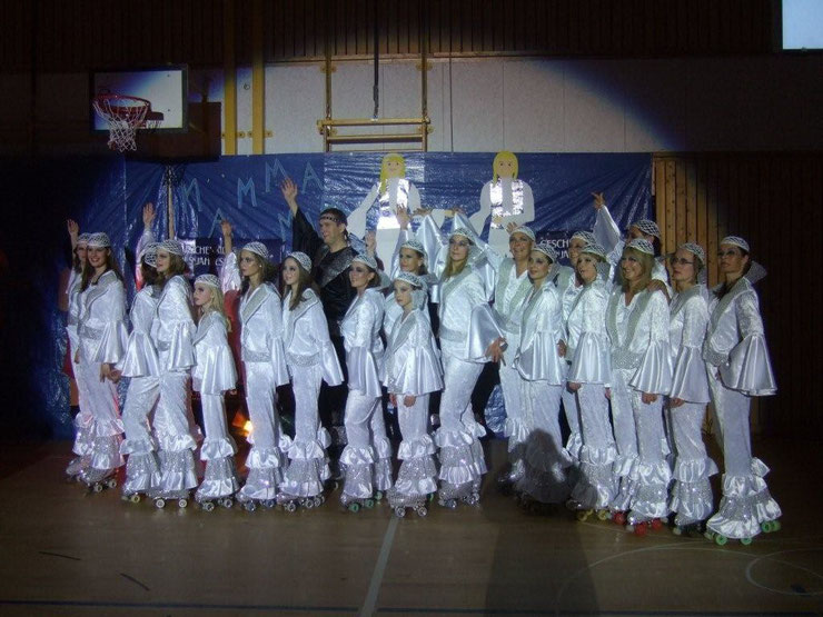 Schaulaufen 2008, die Hobbygruppe präsentiert gemeinsam mit der Leistungsgruppe von Sonja Ungermann "Mama Mia on Skates"