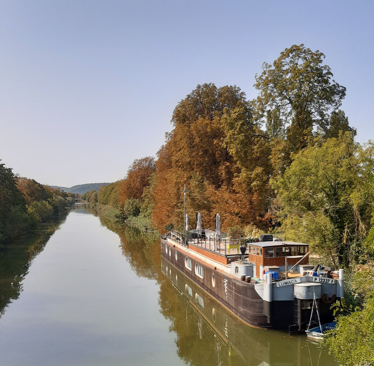 Lastkahn am Canal de Jouy