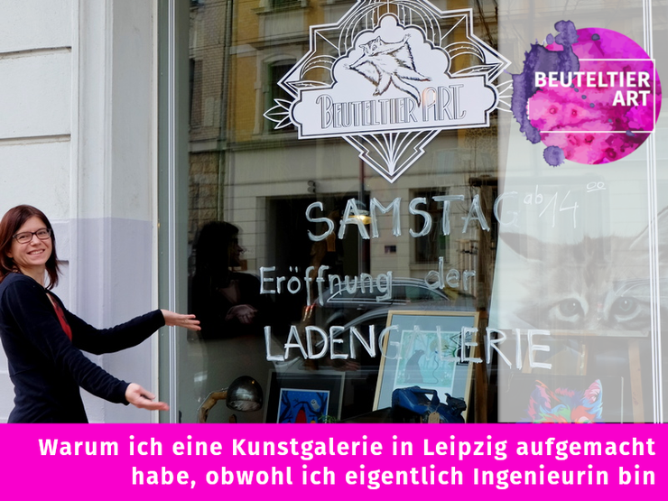 Tag der Eröffnung meiner Galerie in Leipzig - Susanne Höhne vor dem Schaufenster der Kunstgalerie