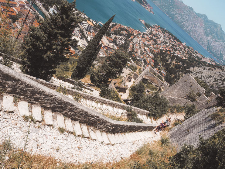 Jeder Schritt eröffnet eine neue Sicht auf die Bucht von Kotor