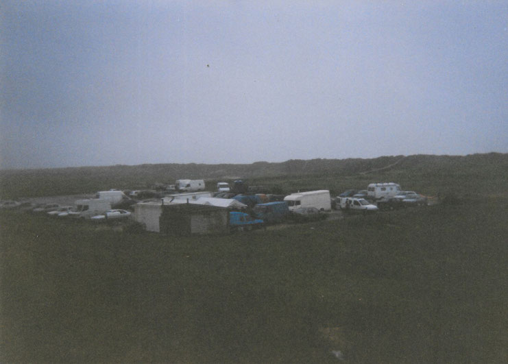 Free Party Pour Le Réveillon de la Saint-Sylvestre 31 décembre 2002 A Tata Beach, Plouharnel Morbihan. Rave Party Ecole de Surf Quiberon Parking au petit matin Rave Culture Archives Bretagne Teuf JC Troudet (KD.BZH)