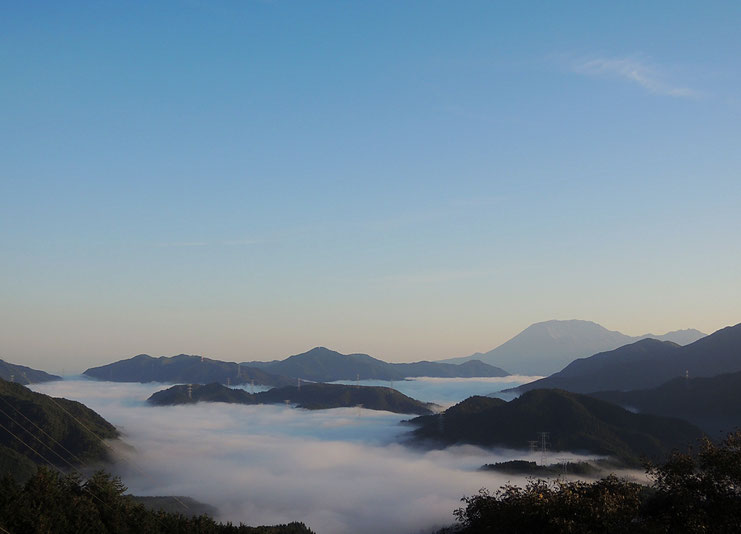 右手奥が大山。2018年10月22日の明智峠からの雲海。